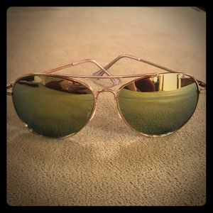 Gold mirrored aviators